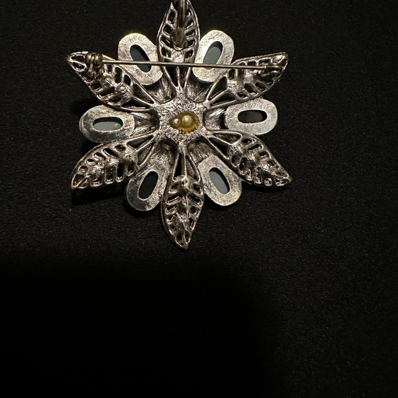 Gorgeous Premier Designs marcasite flower pin/pendant - Picture 5 of 5